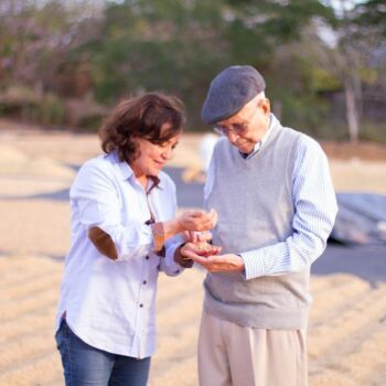 Kaffeebäuerin Martha Albir mit ihrem Vater